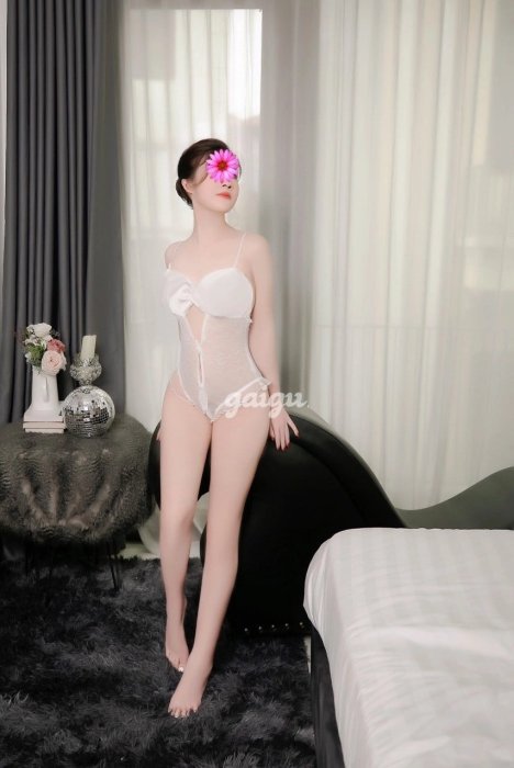 Hoa Ly - Em gái lần đầu xuất hiện , chân dài , da trắng muốt , gương mặt siêu xinh